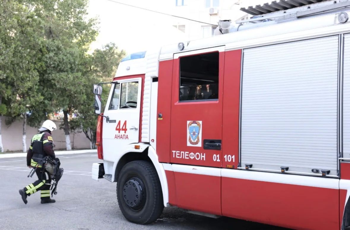 30 августа в плавнях хутора Чембурка вспыхнул пожар, который изза сильного ветра и засухи за сутки охватил 690 гектаров 30 августа в плавнях хутора Чембурка вспыхнул пожар, который изза сильного ветра и засухи за сутки охватил 690 гектаров