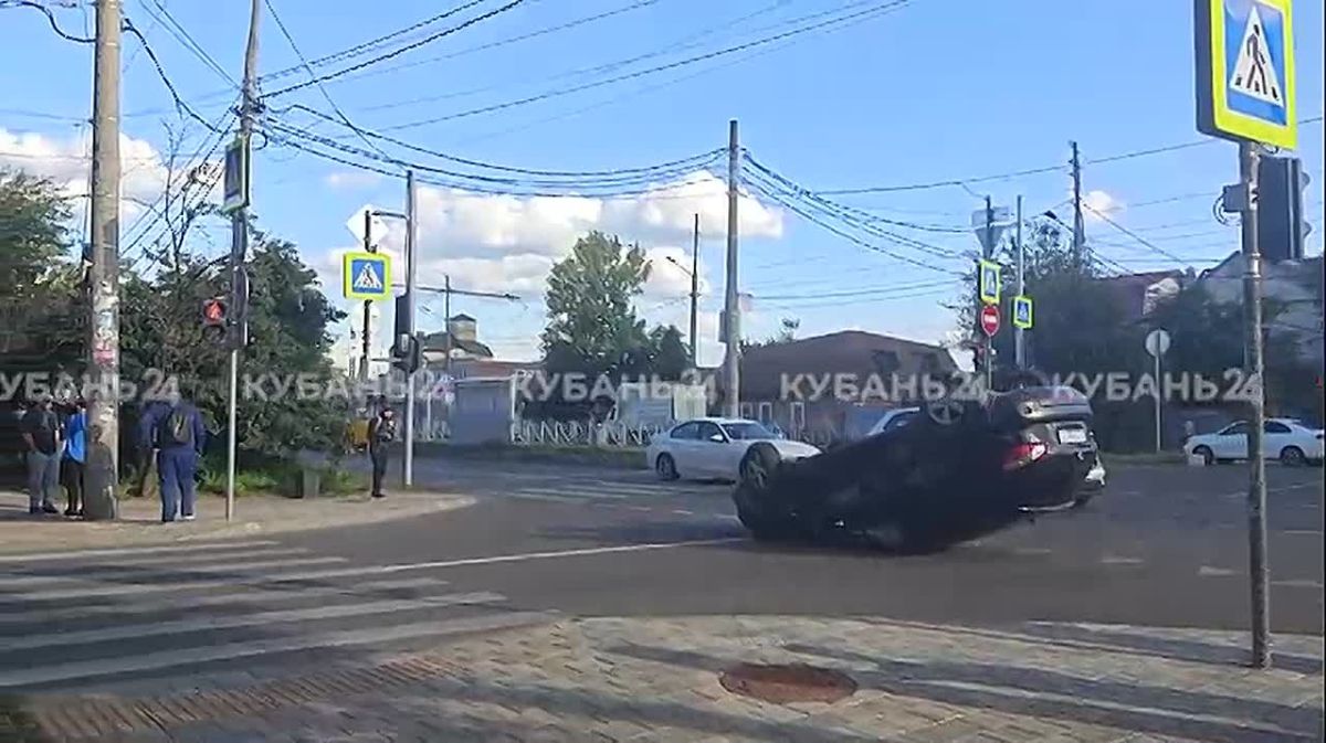 Легковушка перевернулась на крышу в результате ДТП в Краснодаре