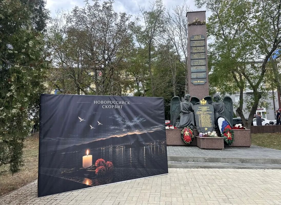 Новороссийск скорбит: В сквере имени А.Н. Рыбнева организован стихийный мемориал Новороссийск скорбит: В сквере имени А.Н. Рыбнева организован стихийный мемориал