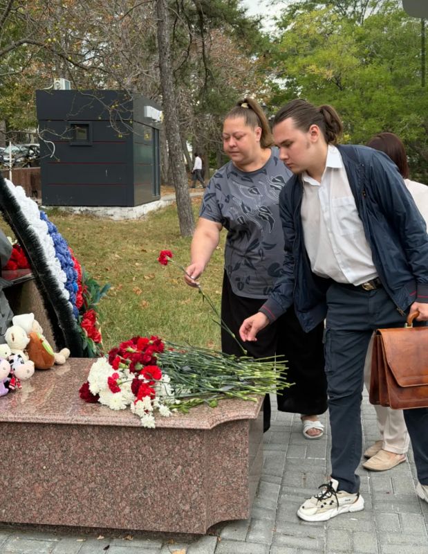 Новороссийск скорбит: В сквере имени А.Н. Рыбнева организован стихийный мемориал Новороссийск скорбит: В сквере имени А.Н. Рыбнева организован стихийный мемориал