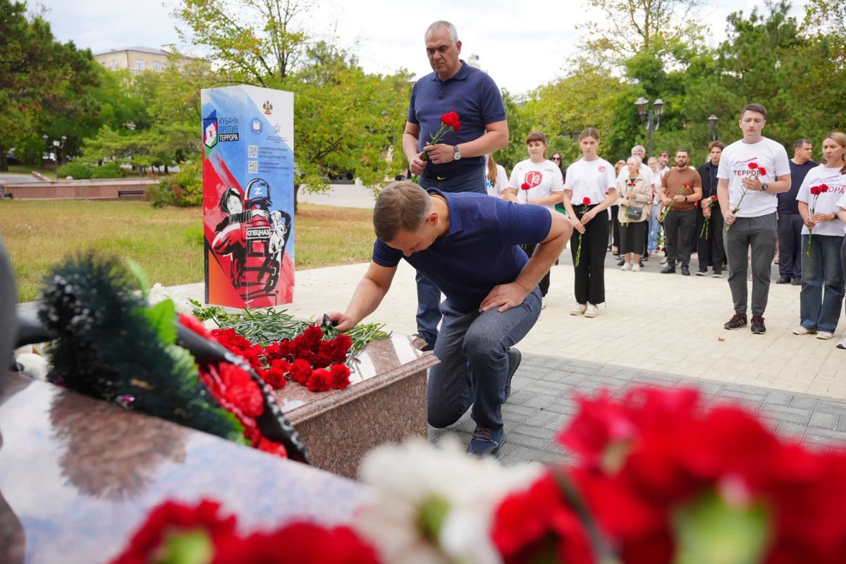Андрей Кравченко: Вместе с жителями города почтили память тех, кто трагически погиб в ходе массированной атаки на Новороссийск