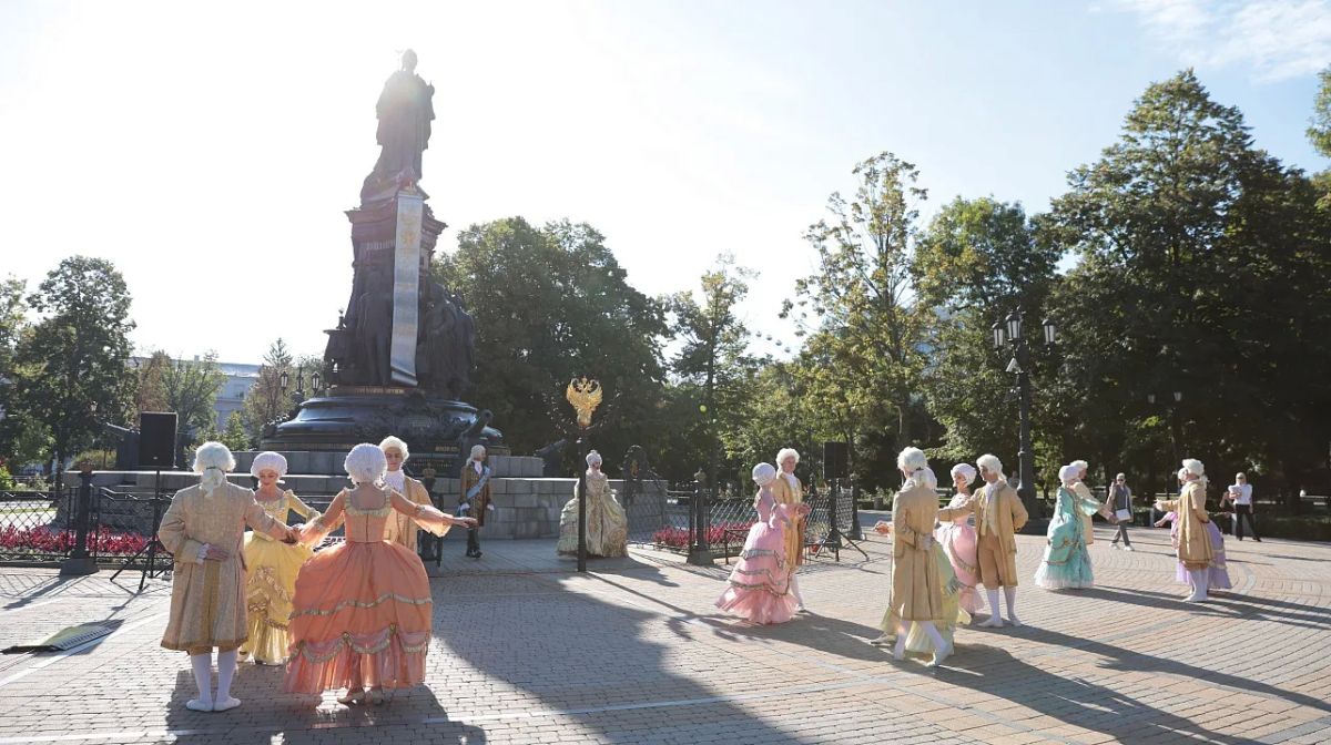 В Краснодаре у памятника Екатерине Второй состоялось торжественное мероприятие, посвящённое 130-летию со дня закладки первого камня для монумента В Краснодаре у памятника Екатерине Второй состоялось торжественное мероприятие, посвящённое 130-летию со дня закладки первого камня для монумента