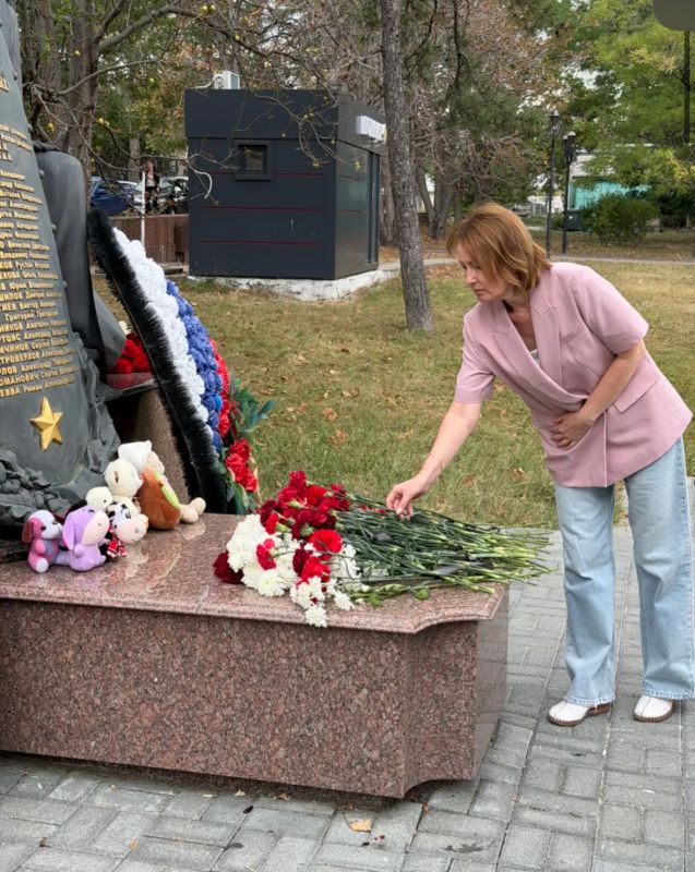 Новороссийск скорбит: В сквере имени А.Н. Рыбнева организован стихийный мемориал