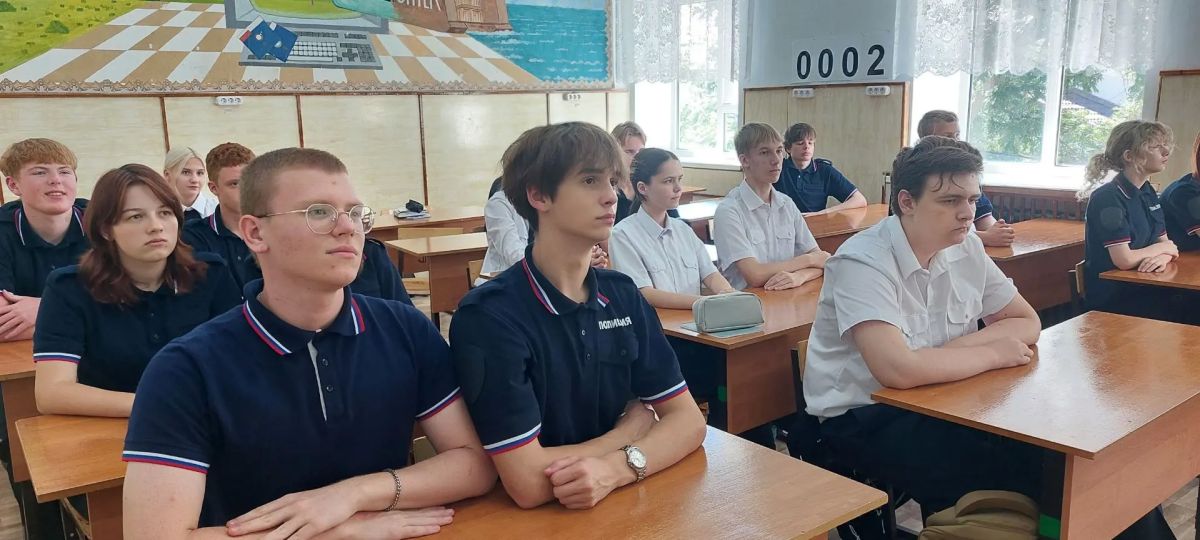 Сотрудники полиции встретились с учащимися «полицейского класса» общеобразовательной школы № 3 города Ейска Сотрудники полиции встретились с учащимися «полицейского класса» общеобразовательной школы № 3 города Ейска