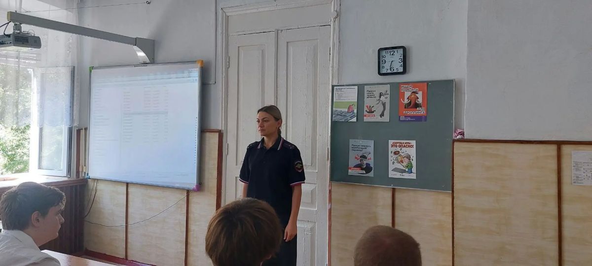 Сотрудники полиции встретились с учащимися «полицейского класса» общеобразовательной школы № 3 города Ейска Сотрудники полиции встретились с учащимися «полицейского класса» общеобразовательной школы № 3 города Ейска