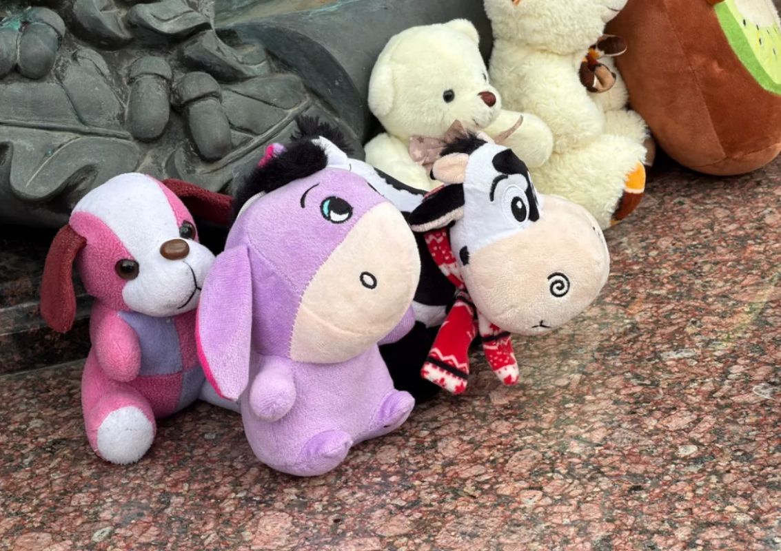 Новороссийск скорбит: В сквере имени А.Н. Рыбнева организован стихийный мемориал Новороссийск скорбит: В сквере имени А.Н. Рыбнева организован стихийный мемориал