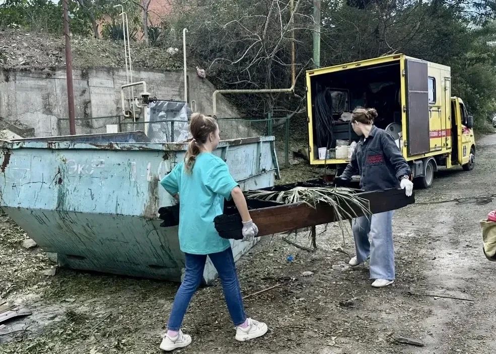 Добровольцы штаба #МЫВМЕСТЕ Новороссийска помогают жителям справиться с последствиями атаки БПЛА Добровольцы штаба #МЫВМЕСТЕ Новороссийска помогают жителям справиться с последствиями атаки БПЛА