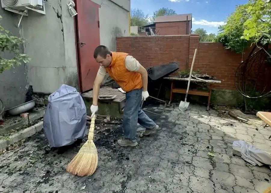 Добровольцы штаба #МЫВМЕСТЕ Новороссийска помогают жителям справиться с последствиями атаки БПЛА Добровольцы штаба #МЫВМЕСТЕ Новороссийска помогают жителям справиться с последствиями атаки БПЛА