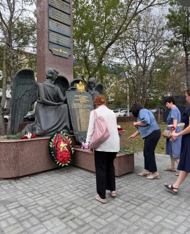 Новороссийск скорбит: В сквере имени А.Н. Рыбнева организован стихийный мемориал Новороссийск скорбит: В сквере имени А.Н. Рыбнева организован стихийный мемориал