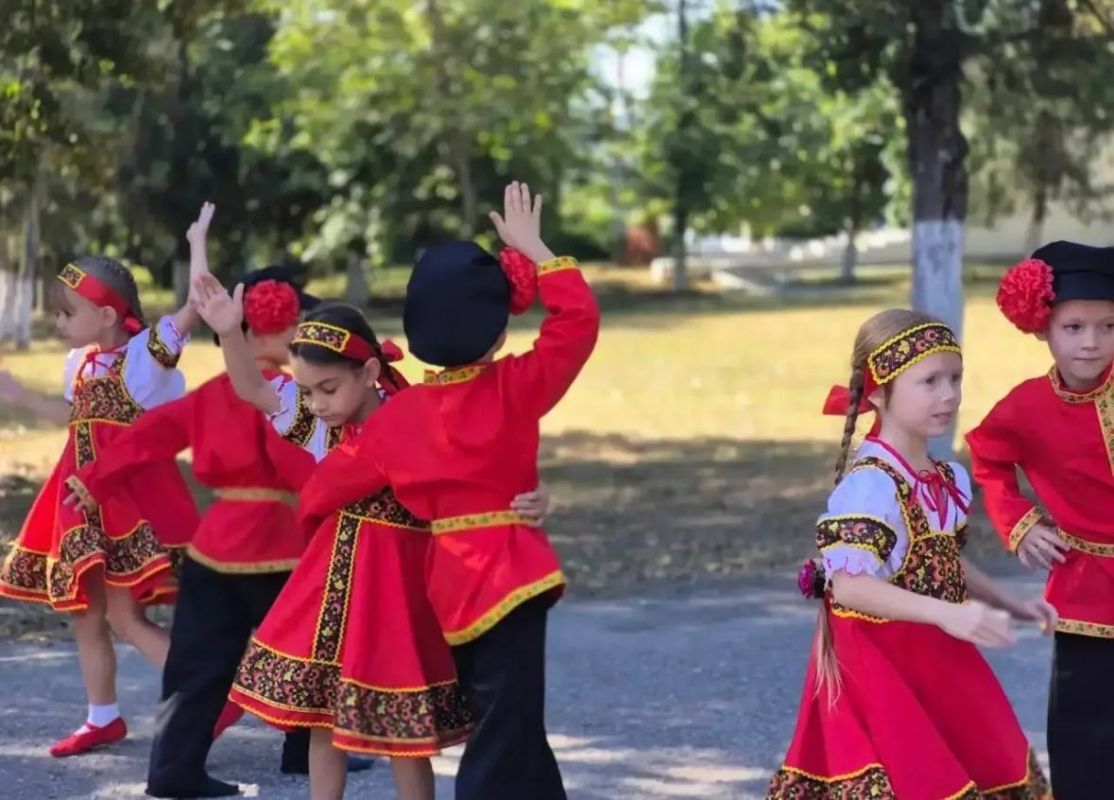 Яркие концертные, спортивные и развлекательные программы прошли во всех районах Новороссийска, став искренним признанием в любви к городу-герою Яркие концертные, спортивные и развлекательные программы прошли во всех районах Новороссийска, став искренним признанием в любви к городу-герою
