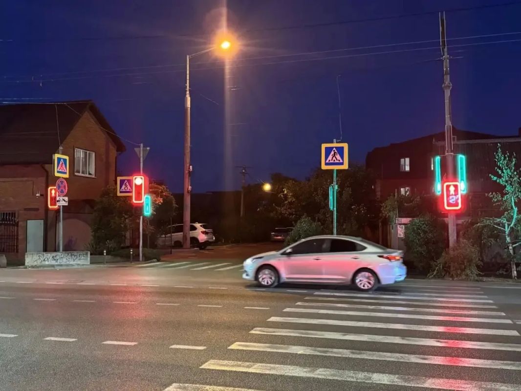 В Краснодаре продолжается установка светофоров с контурной подсветкой В Краснодаре продолжается установка светофоров с контурной подсветкой