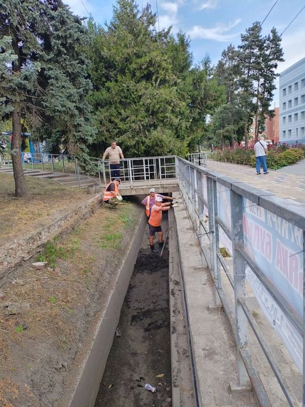 Новую рабочую неделю ейские коммунальщики начали с работ по очистке ливневой канализации на ул. Коммунистической, покосу травы на ул. Шмидта и ул. Красной, а также убрали приконтейнерные территории у домов № 254 и № 259 по... Новую рабочую неделю ейские коммунальщики начали с работ по очистке ливневой канализации на ул. Коммунистической, покосу травы на ул. Шмидта и ул. Красной, а также убрали приконтейнерные территории у домов № 254 и № 259 по...