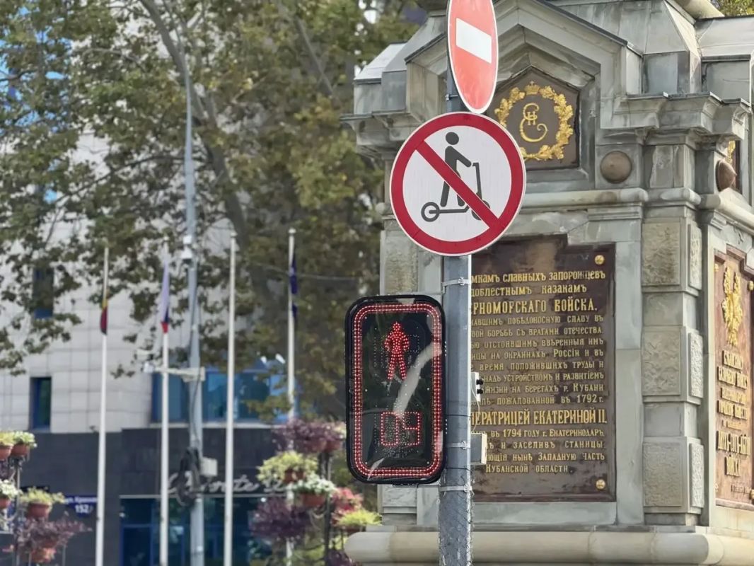 В Краснодаре продолжается установка светофоров с контурной подсветкой В Краснодаре продолжается установка светофоров с контурной подсветкой