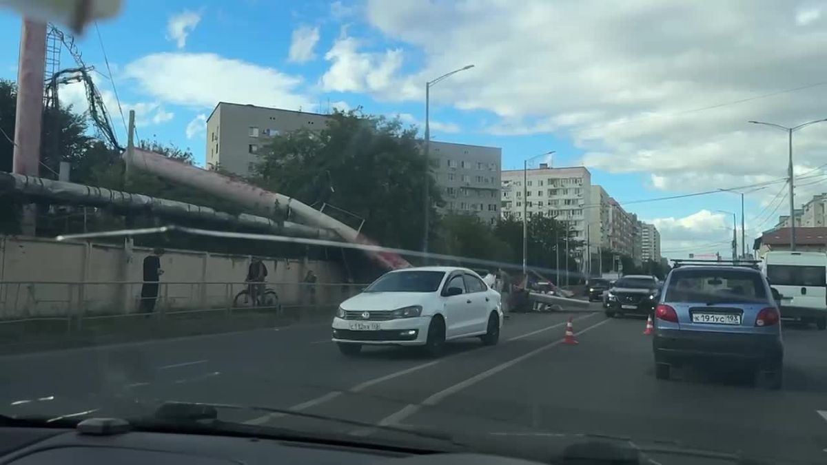В Краснодаре ограничено движение на пересечении улиц Восточно-Кругликовской и Черкасской из-за падения трубы котельной на проезжую часть