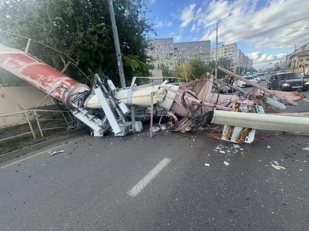 В Краснодаре ограничено движение на пересечении улиц Восточно-Кругликовской и Черкасской из-за падения трубы котельной на проезжую часть В Краснодаре ограничено движение на пересечении улиц Восточно-Кругликовской и Черкасской из-за падения трубы котельной на проезжую часть