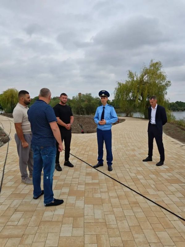 Прокурор Брюховецкого района Дмитрий Гаврилов проверил ход благоустройства общественной территории в ст. Брюховецкой в рамках регионального проекта «Формирование комфортной городской среды»