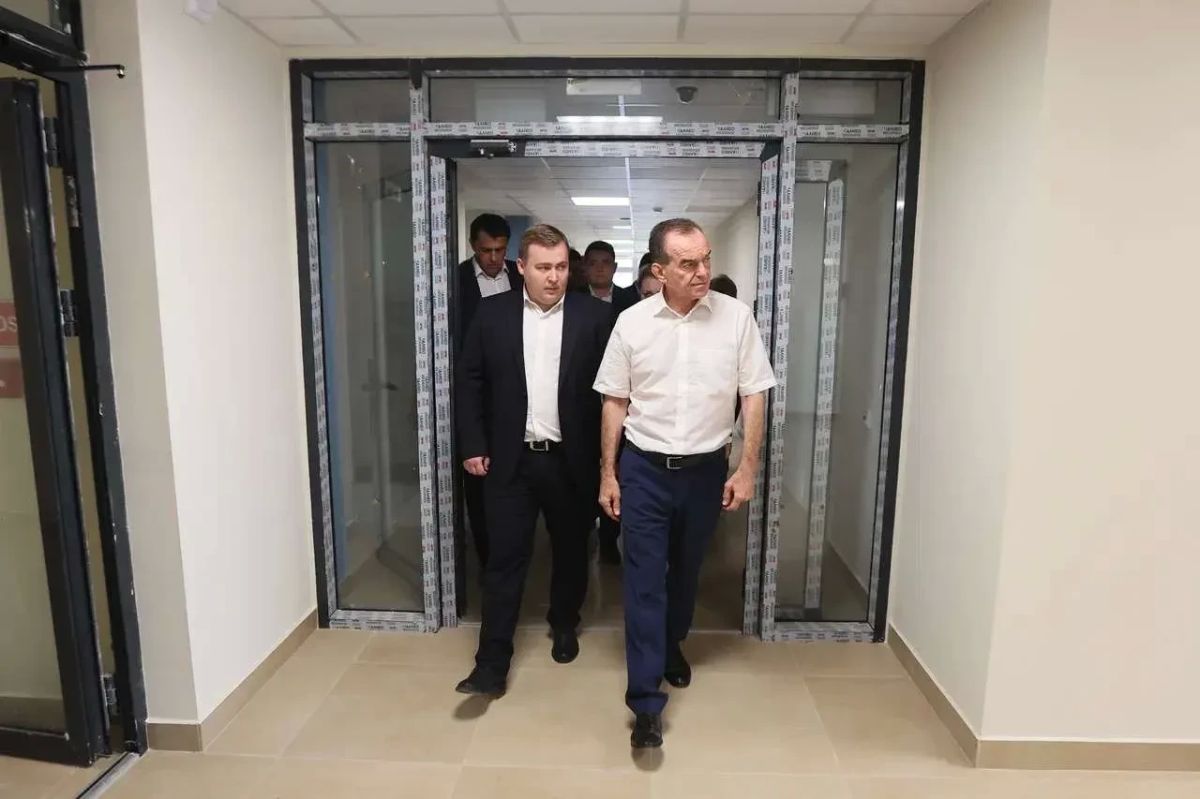 Вениамин Кондратьев проинспектировал строительство детской поликлиники в поселке Российском Краснодара Вениамин Кондратьев проинспектировал строительство детской поликлиники в поселке Российском Краснодара