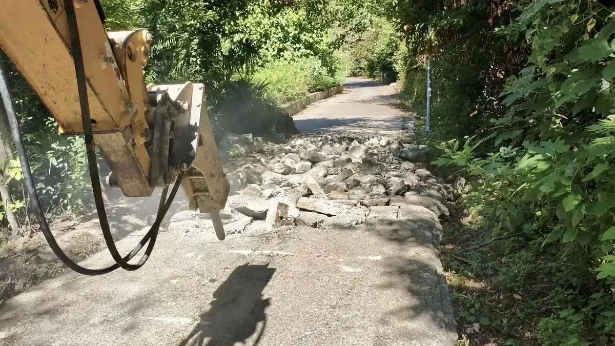 В Сочи продолжаются работы по восстановлению участка дорожного полотна в Хостинском районе В Сочи продолжаются работы по восстановлению участка дорожного полотна в Хостинском районе