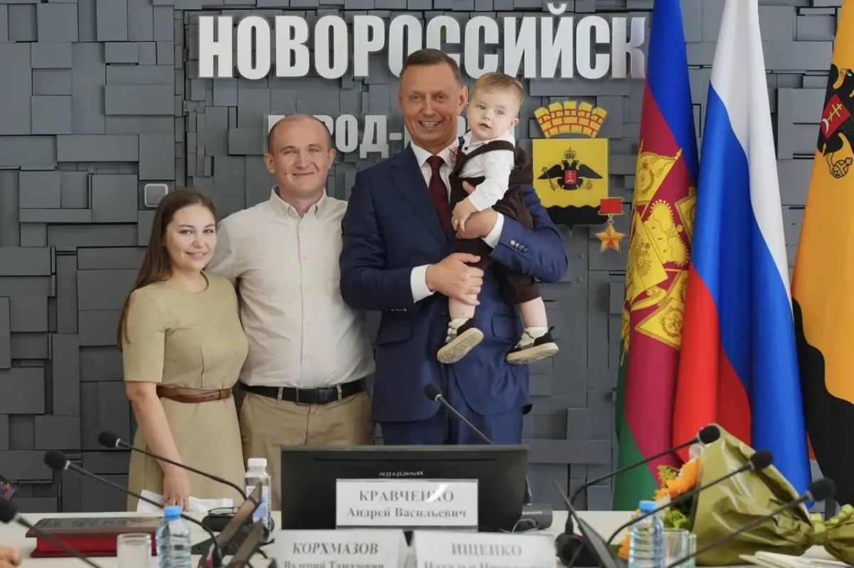 Андрей Кравченко вручил ключи от новых квартир медицинским работникам города-героя Новороссийска Андрей Кравченко вручил ключи от новых квартир медицинским работникам города-героя Новороссийска