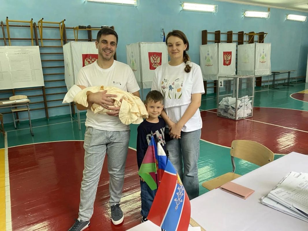 НА ВЫБОРЫ ВСЕЙ СЕМЬЕЙ. На участках активно продолжается голосование, где царит удивительная атмосфера единства и преемственности поколений НА ВЫБОРЫ ВСЕЙ СЕМЬЕЙ. На участках активно продолжается голосование, где царит удивительная атмосфера единства и преемственности поколений