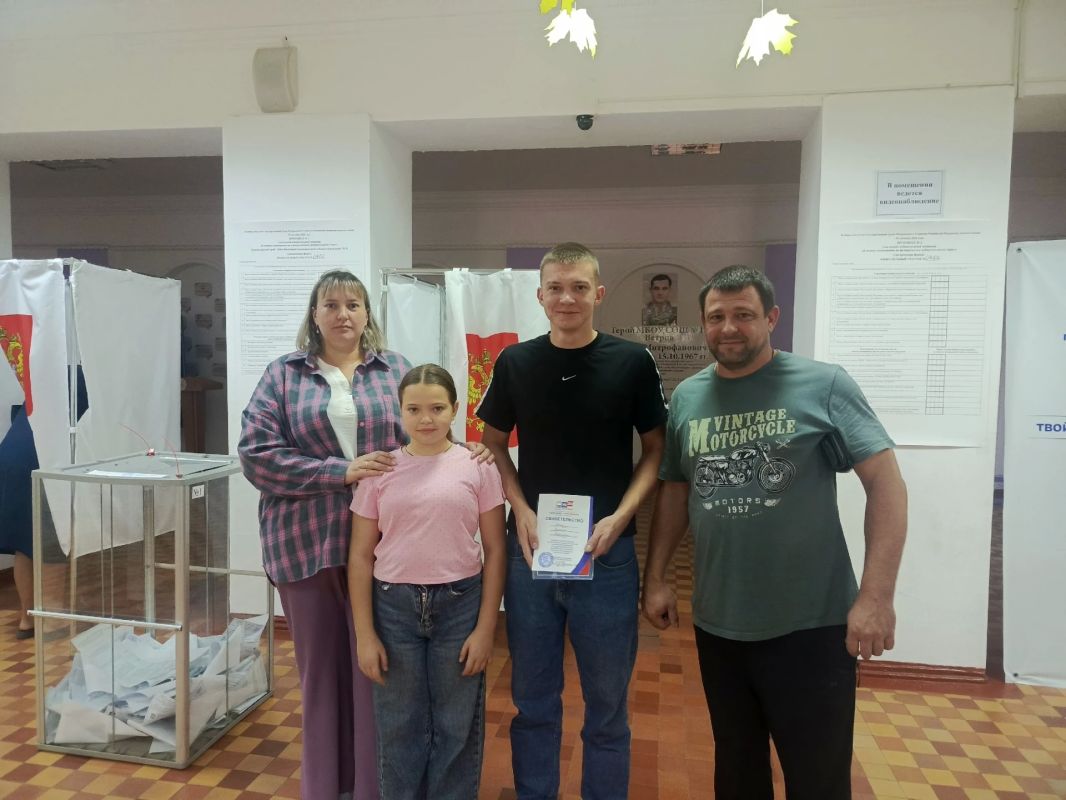 НА ВЫБОРЫ ВСЕЙ СЕМЬЕЙ. На участках активно продолжается голосование, где царит удивительная атмосфера единства и преемственности поколений НА ВЫБОРЫ ВСЕЙ СЕМЬЕЙ. На участках активно продолжается голосование, где царит удивительная атмосфера единства и преемственности поколений