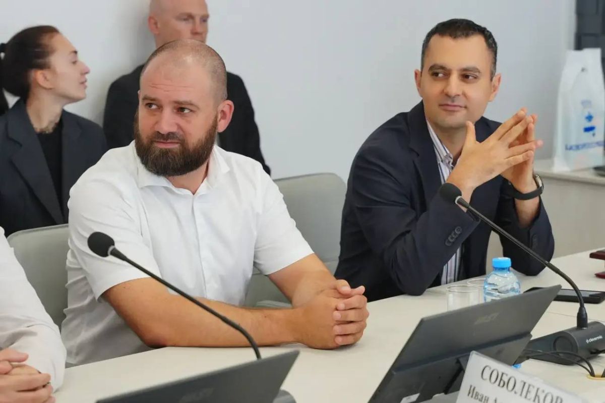 Андрей Кравченко вручил ключи от новых квартир медицинским работникам города-героя Новороссийска Андрей Кравченко вручил ключи от новых квартир медицинским работникам города-героя Новороссийска