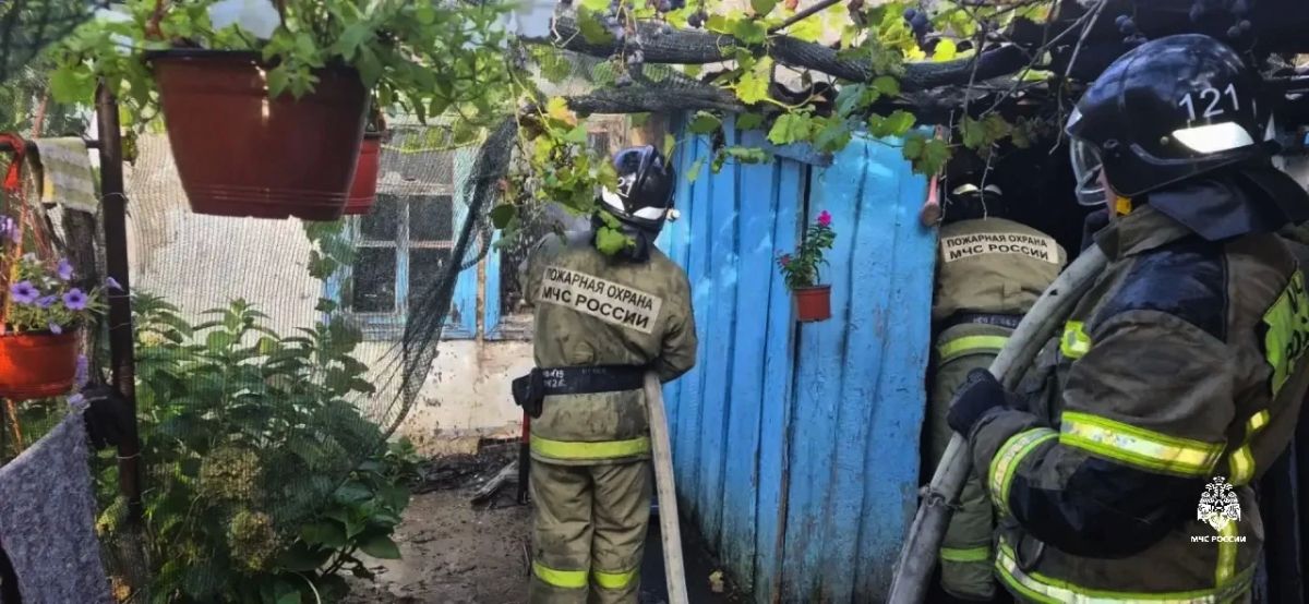 Пожарные Курганинска ликвидировали возгорание в летней кухне Пожарные Курганинска ликвидировали возгорание в летней кухне