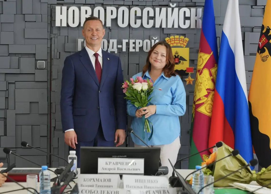 Андрей Кравченко вручил ключи от новых квартир медицинским работникам города-героя Новороссийска Андрей Кравченко вручил ключи от новых квартир медицинским работникам города-героя Новороссийска