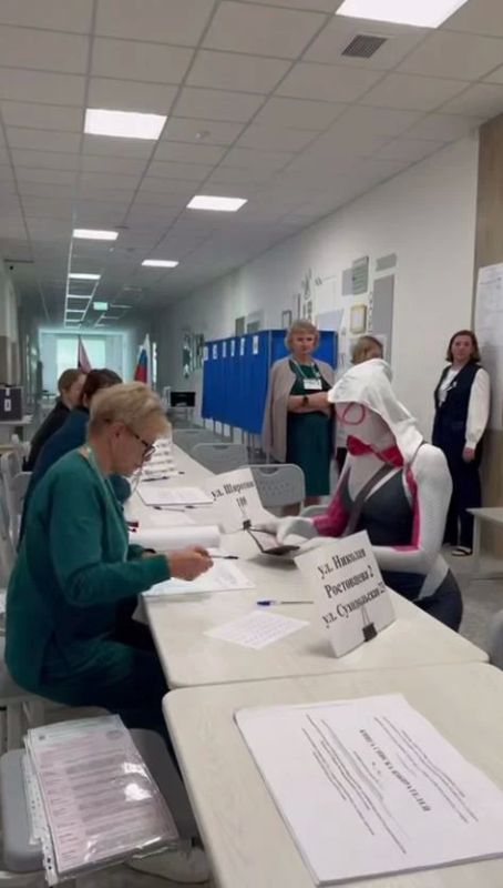 Новости к этому часу:. Человек-паук с семьёй и Колобком пришёл на избирательный участок в Тюмени Новости к этому часу:. Человек-паук с семьёй и Колобком пришёл на избирательный участок в Тюмени