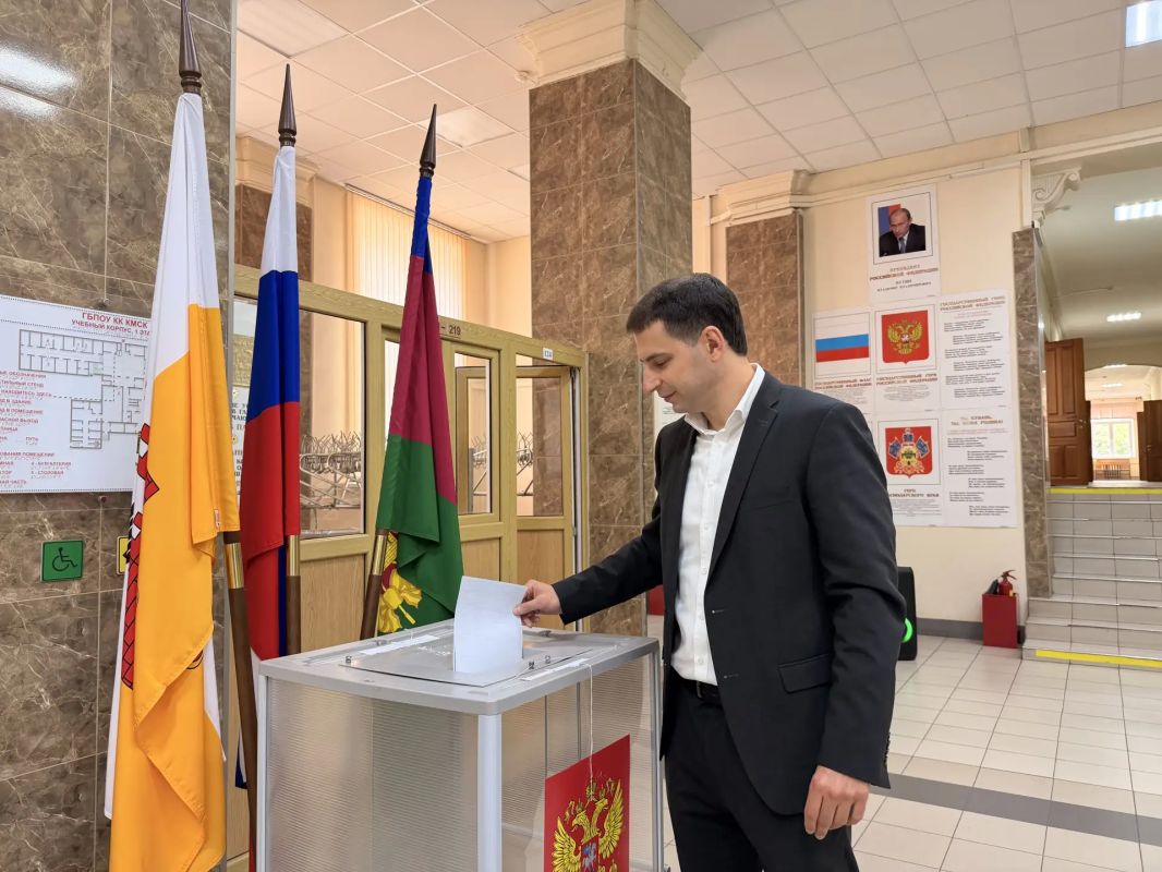 Руководители органов власти социального блока Кубани проголосовали в первый день выборов депутатов Госдумы девятого созыва Руководители органов власти социального блока Кубани проголосовали в первый день выборов депутатов Госдумы девятого созыва