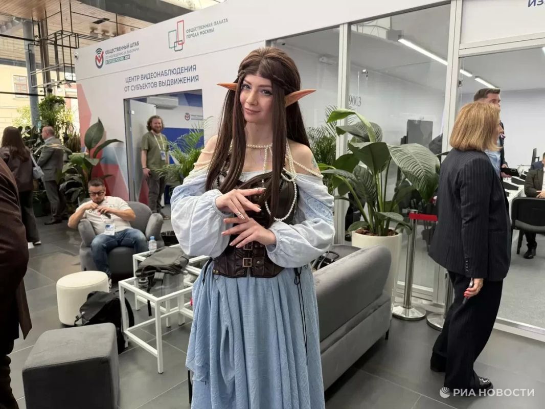 Москвичка пришла голосовать на выборы в Госдуму в костюме эльфа