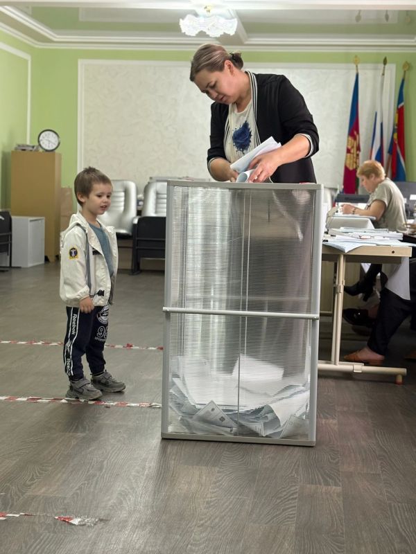 НА ВЫБОРЫ ВСЕЙ СЕМЬЕЙ. На участках активно продолжается голосование, где царит удивительная атмосфера единства и преемственности поколений