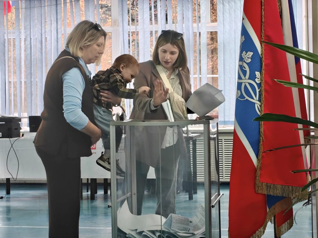 НА ВЫБОРЫ ВСЕЙ СЕМЬЕЙ. На участках активно продолжается голосование, где царит удивительная атмосфера единства и преемственности поколений НА ВЫБОРЫ ВСЕЙ СЕМЬЕЙ. На участках активно продолжается голосование, где царит удивительная атмосфера единства и преемственности поколений