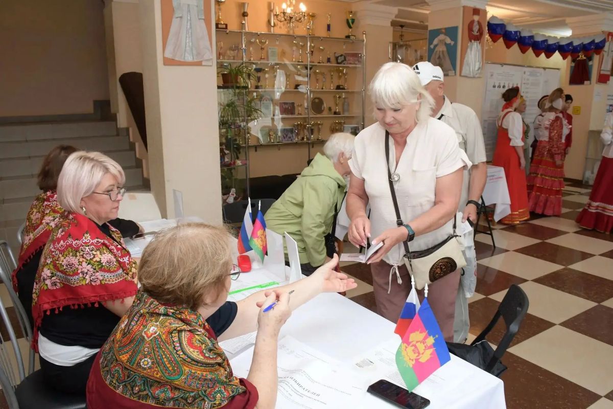В голосовании на выборах депутатов Государственной Думы активное участие принимают представители национальных общин Сочи Свой выбор на избирательном участке на Цветном бульваре сделал председатель Сочинского отделения... В голосовании на выборах депутатов Государственной Думы активное участие принимают представители национальных общин Сочи Свой выбор на избирательном участке на Цветном бульваре сделал председатель Сочинского отделения...