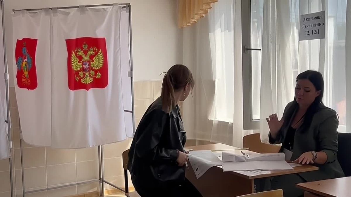 Впервые голосующим жителям Краснодара вручают памятные свидетельства