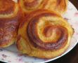 Сладкое искусство: булочки-рулетики с миндальным кремом и карамелизированными бананами