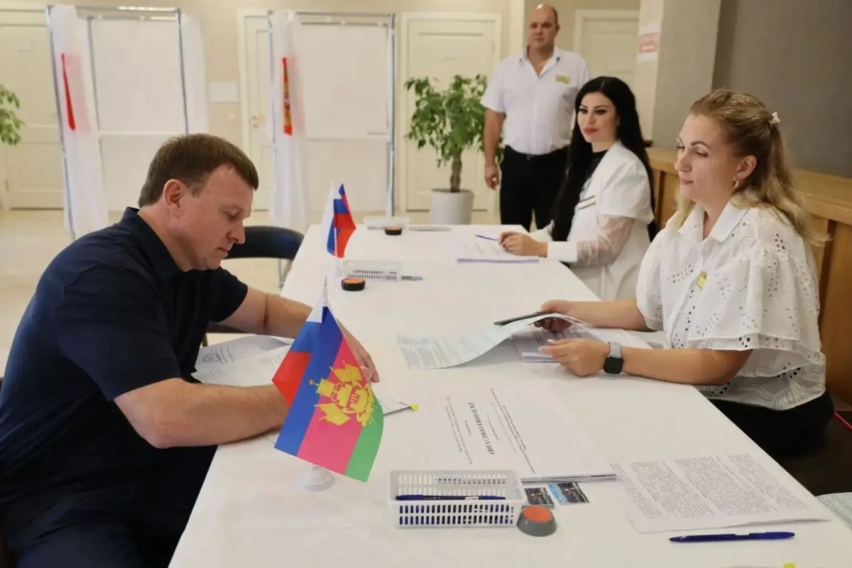 Заместитель губернатора Краснодарского края Евгений Пергун проголосовал на выборах депутатов Государственной Думы Заместитель губернатора Краснодарского края Евгений Пергун проголосовал на выборах депутатов Государственной Думы