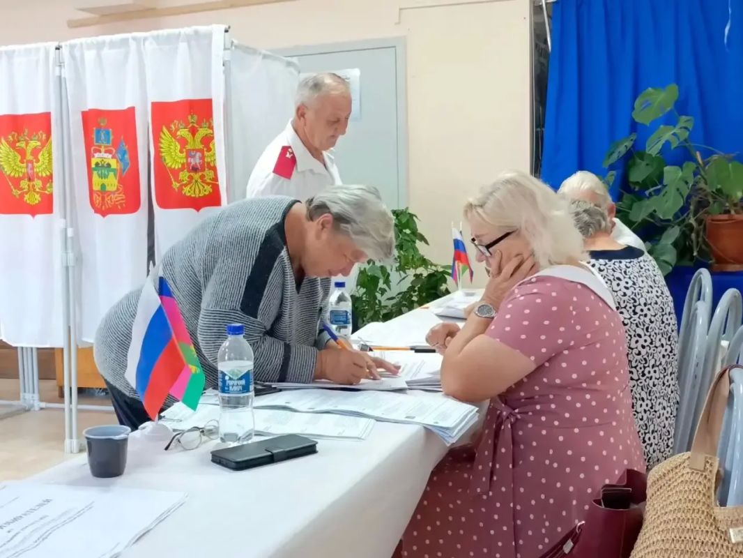 Округа голосуют. Вот как в селе Береговое проходят выборы! Жители проводят время у своего избирательного участка с удовольствием, с пользой Округа голосуют. Вот как в селе Береговое проходят выборы! Жители проводят время у своего избирательного участка с удовольствием, с пользой