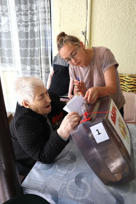 Члены избирательной комиссии Кабардинки приехали к ветерану на дом Члены избирательной комиссии Кабардинки приехали к ветерану на дом