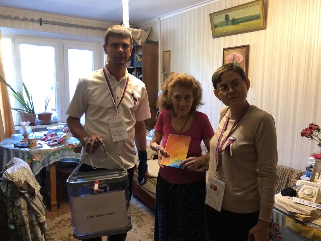 С бюллетенем и переносным ящиком для голосования приехали члены участковой избирательной комиссии к Софии Николаевне Дельцовой