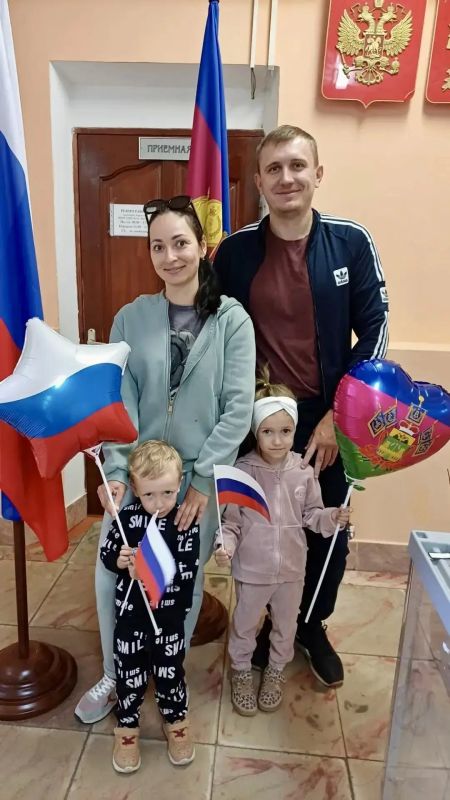 День кубанской семьи совпал с третьим днем голосования: избиратели приходят на участки семьями День кубанской семьи совпал с третьим днем голосования: избиратели приходят на участки семьями