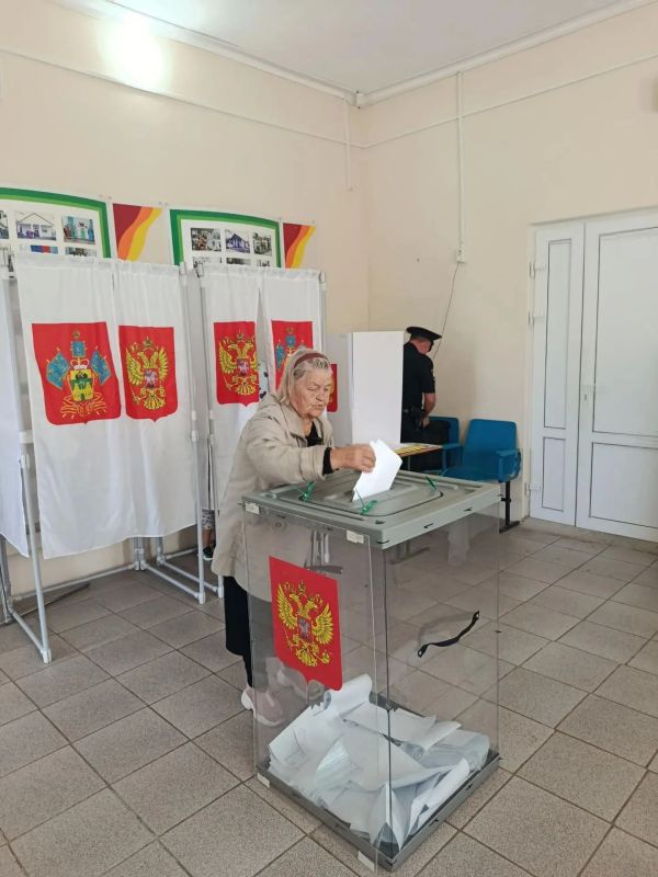 С бюллетенем и переносным ящиком для голосования приехали члены участковой избирательной комиссии к Софии Николаевне Дельцовой С бюллетенем и переносным ящиком для голосования приехали члены участковой избирательной комиссии к Софии Николаевне Дельцовой