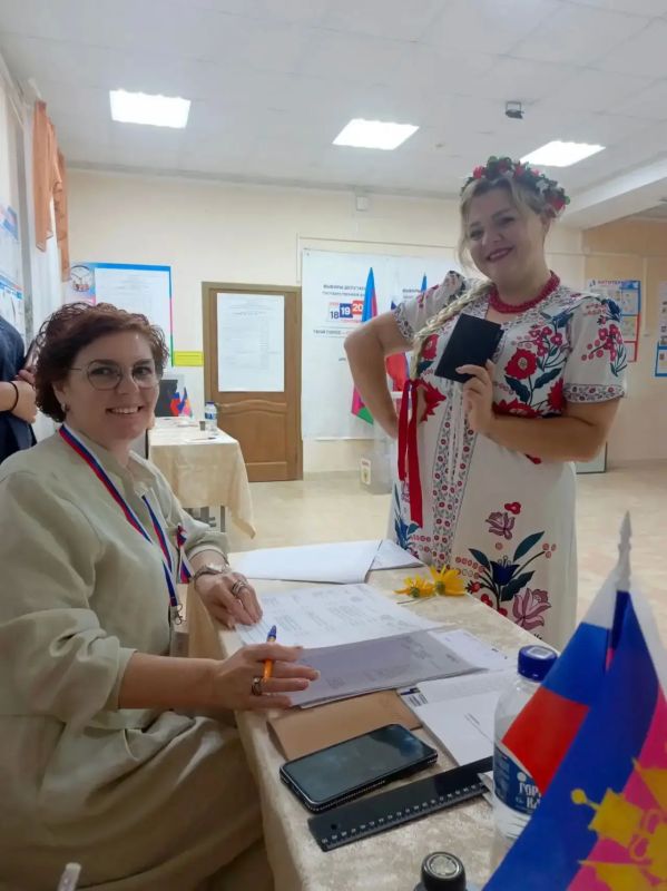 Округа голосуют. Вот как в селе Береговое проходят выборы! Жители проводят время у своего избирательного участка с удовольствием, с пользой Округа голосуют. Вот как в селе Береговое проходят выборы! Жители проводят время у своего избирательного участка с удовольствием, с пользой