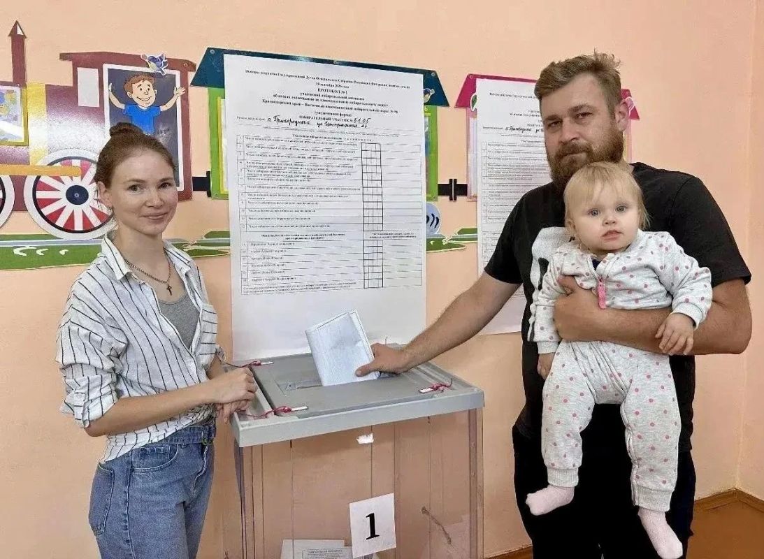 День кубанской семьи совпал с третьим днем голосования: избиратели приходят на участки семьями День кубанской семьи совпал с третьим днем голосования: избиратели приходят на участки семьями