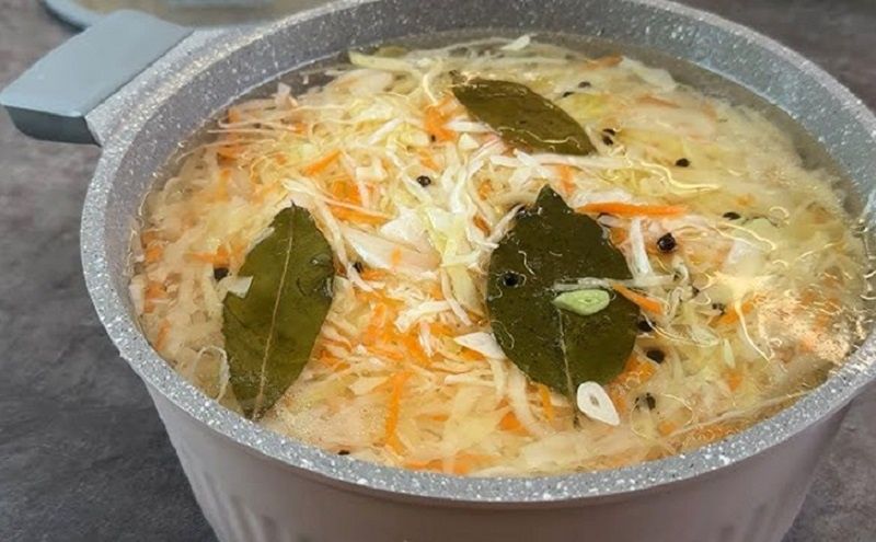 Как легко приготовить хрустящую маринованную капусту в кастрюле