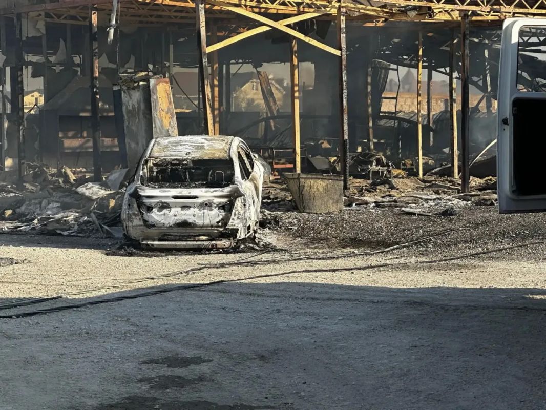 ДТП спровоцировало пожар в жилом доме и торговых павильонах в Анапе. ДТП спровоцировало пожар в жилом доме и торговых павильонах в Анапе.