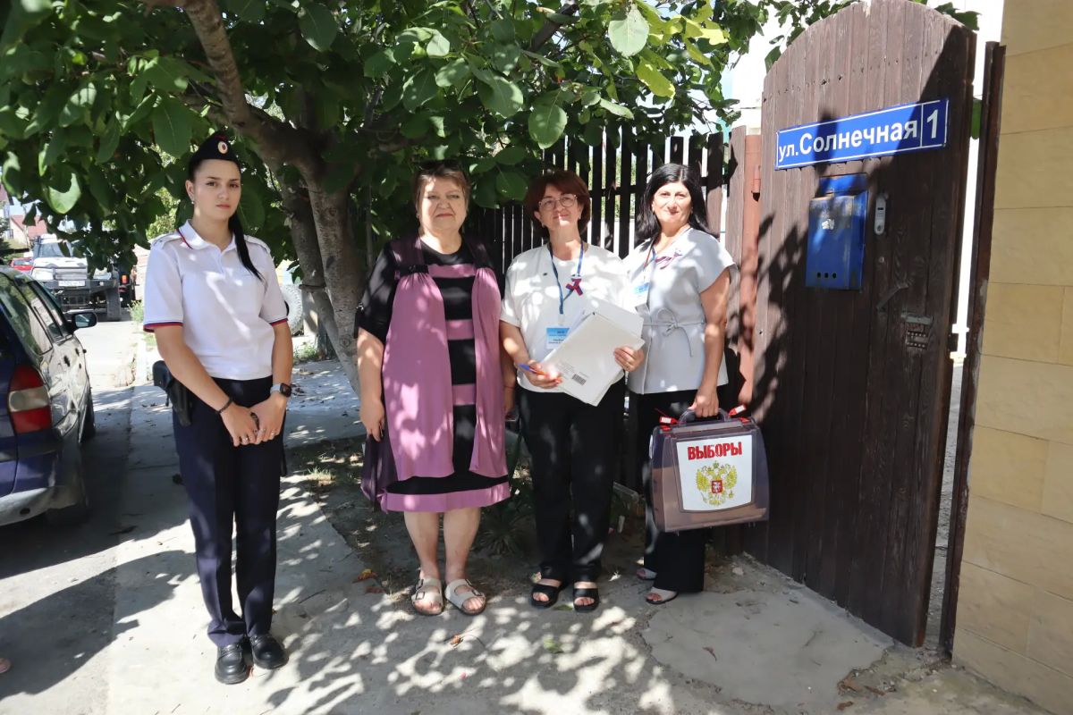 Члены избирательной комиссии Кабардинки приехали к ветерану на дом