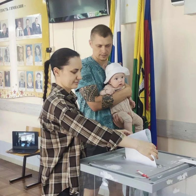 День кубанской семьи совпал с третьим днем голосования: избиратели приходят на участки семьями День кубанской семьи совпал с третьим днем голосования: избиратели приходят на участки семьями