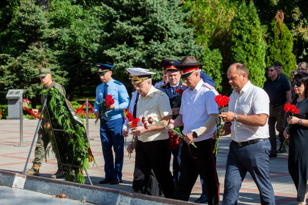В Анапе возложили венки и цветы к Вечному огню В Анапе возложили венки и цветы к Вечному огню