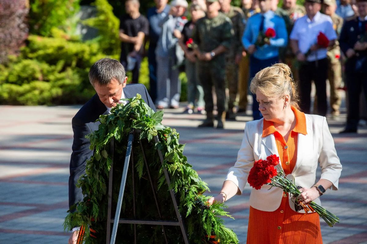 В Анапе возложили венки и цветы к Вечному огню